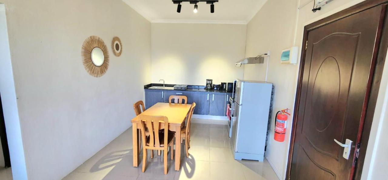 Number 7, 2Nd Floor, Pebble Bay Apartments With Garden View 格兰贝伊 外观 照片