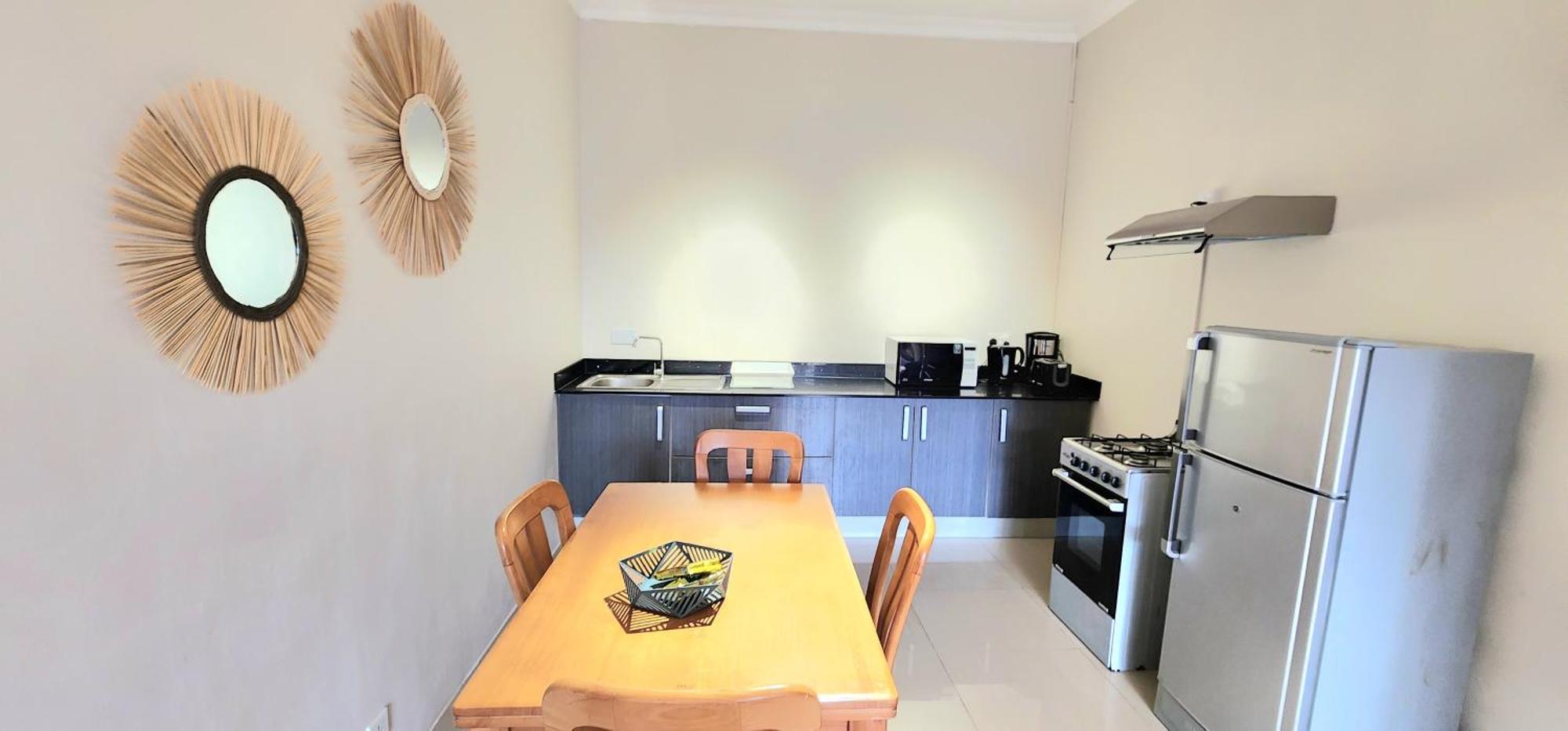 Number 7, 2Nd Floor, Pebble Bay Apartments With Garden View 格兰贝伊 外观 照片